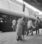 859238 Afbeelding van reizigers op een perron van het N.S.-station Amsterdam C.S. te Amsterdam, bij een internationale trein.